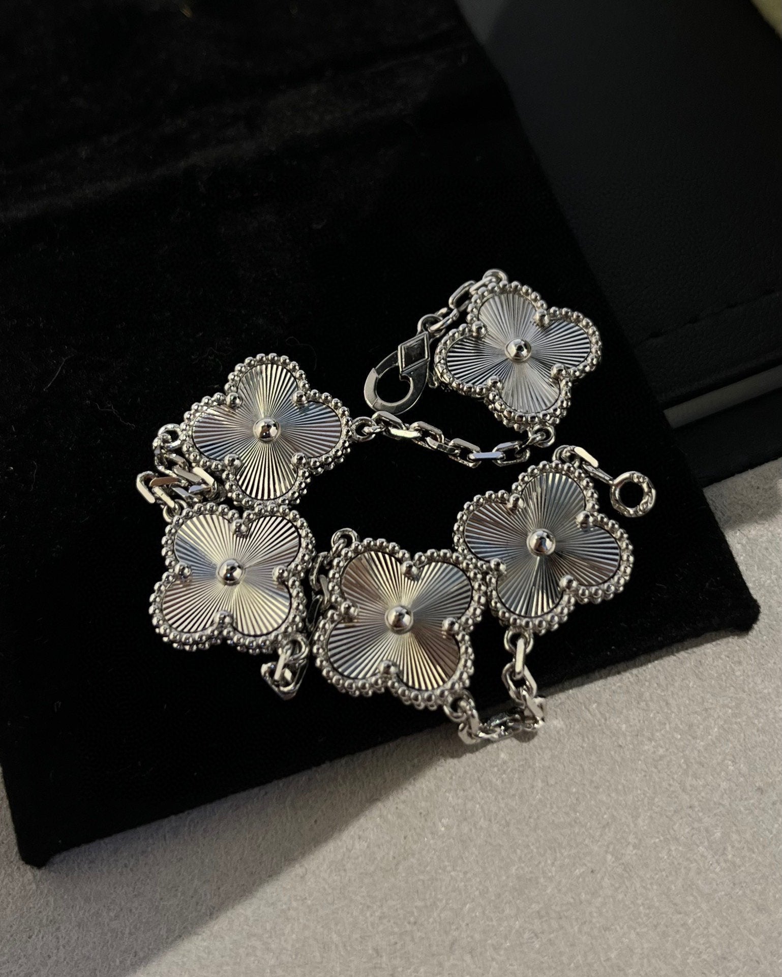 VCA CLOVER 5 MOTIF LASER BRACELET COLLECTION