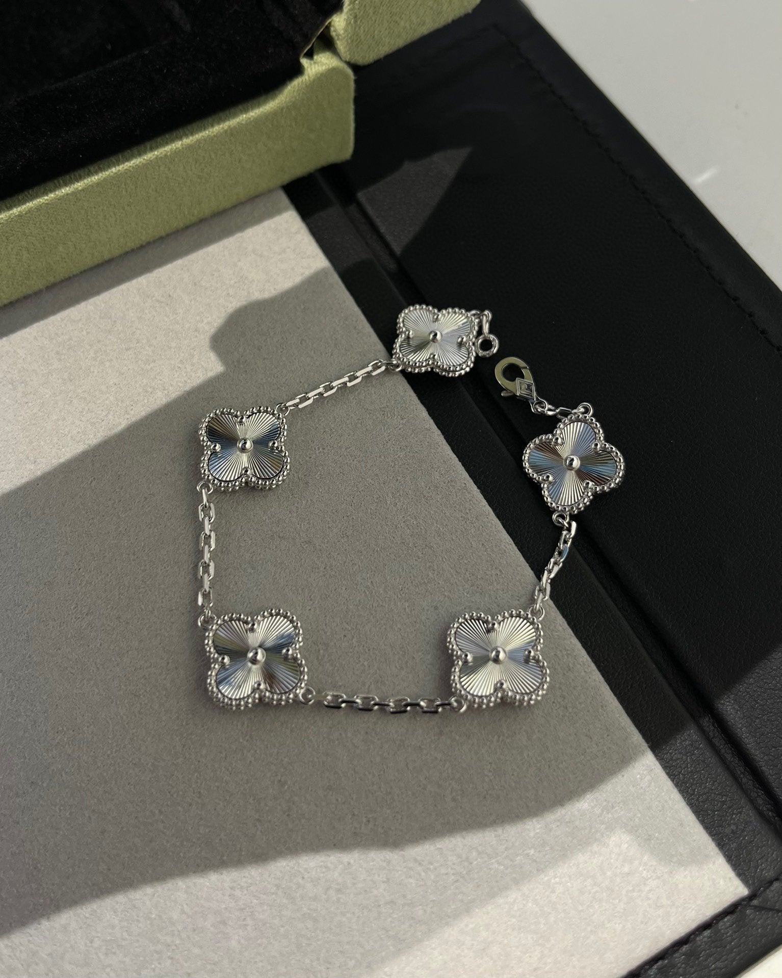 VCA CLOVER 5 MOTIF LASER BRACELET COLLECTION